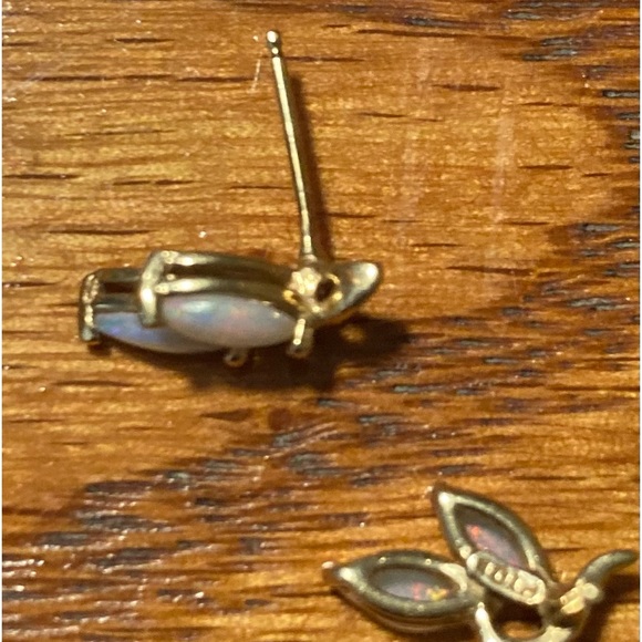 10 Karat gold post earrings with dainty little white fire opal stones - Picture 5 of 16